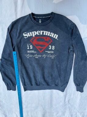 DC Comics Women's Superman Graphic Crewneck Sweater M Gray Red Logo Pullover